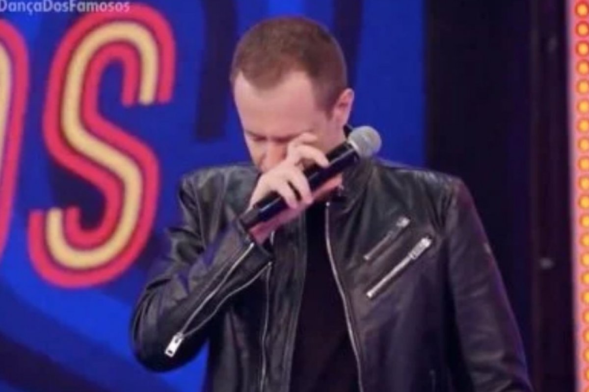 Tiago Leifert chora ao falar sobre a missão de substituir Faustão