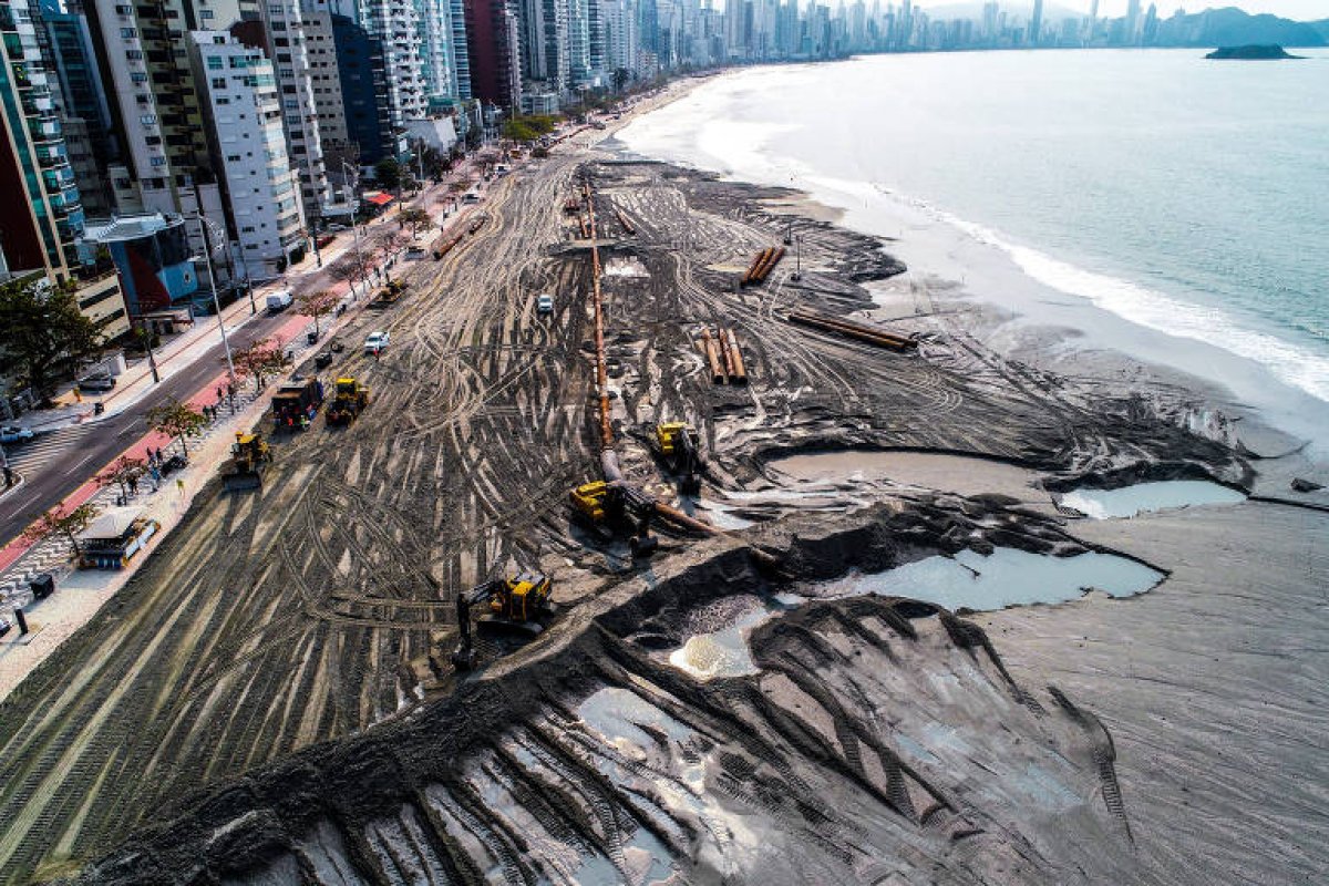 Praias de Balneário Camboriú estão em obras para aumento da faixa de areia engolida por prédios