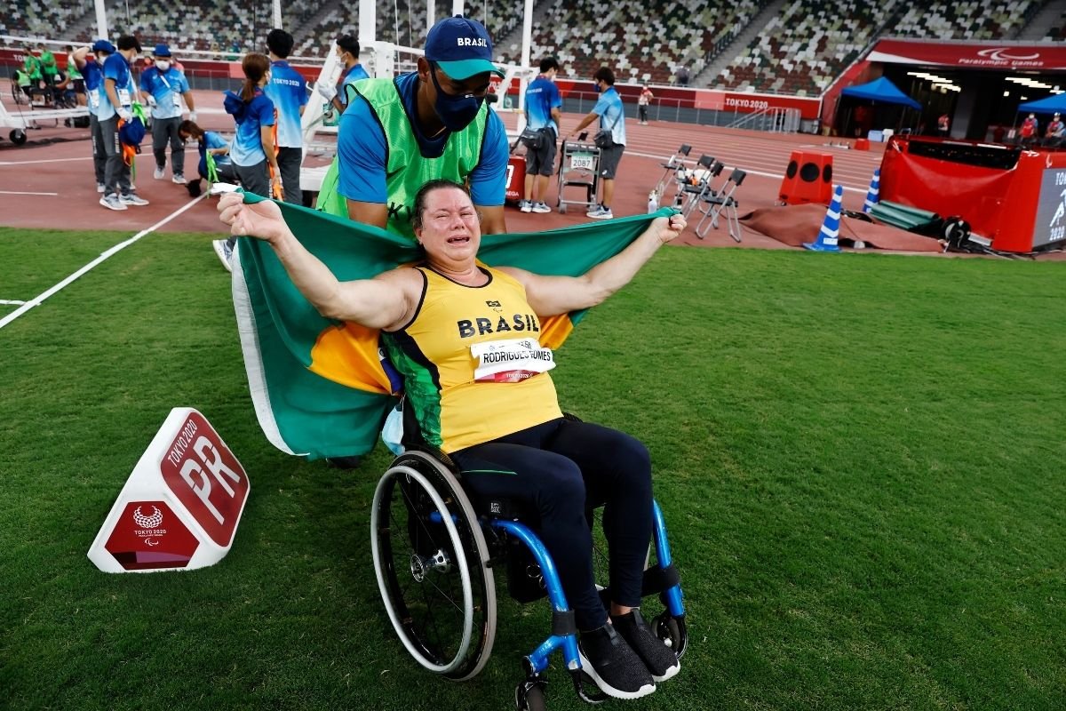 Elizabeth Gomes é ouro e bate recorde mundial no lançamento de disco