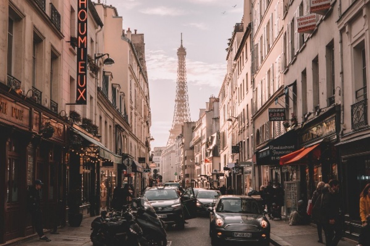 Paris adota limite de velocidade de 30 km/h para automóveis