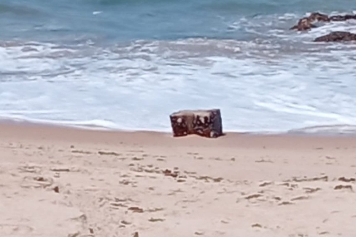 Três 'caixas misteriosas' são vistas na praia da Pituba, em Salvador
