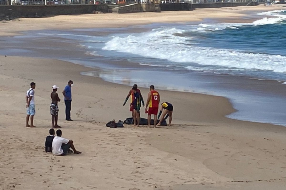 Corpo é encontrado e família diz ser de jovem que desapareceu na orla de Salvador