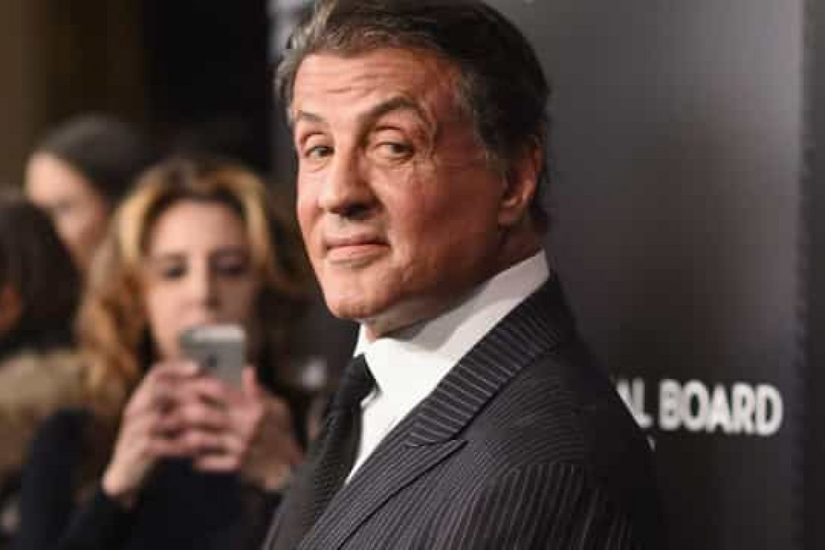 Sylvester Stallone surge sem camisa e causa alvoroço nas redes sociais