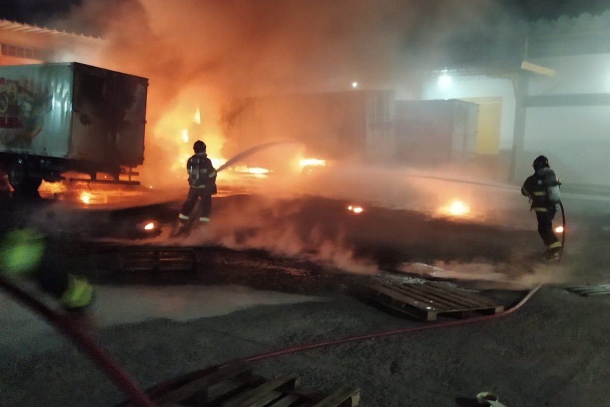 Bombeiros controlam incêndio em pátio de empresa no norte da Bahia