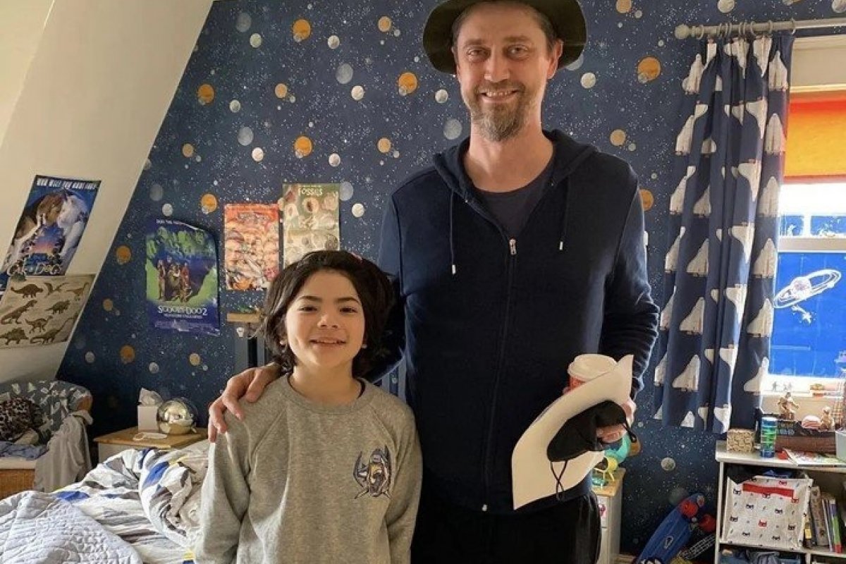 The Flash: imagem de Barry Allen criança indica que infância do herói será retratada como nos quadrinhos