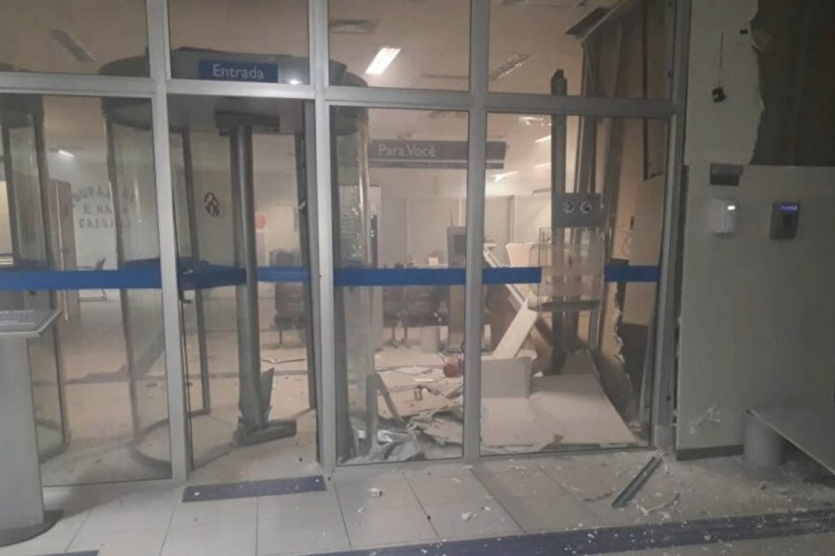 Caixas eletrônicos de agência bancária são alvos de criminosos em Camacã, no sul da Bahia