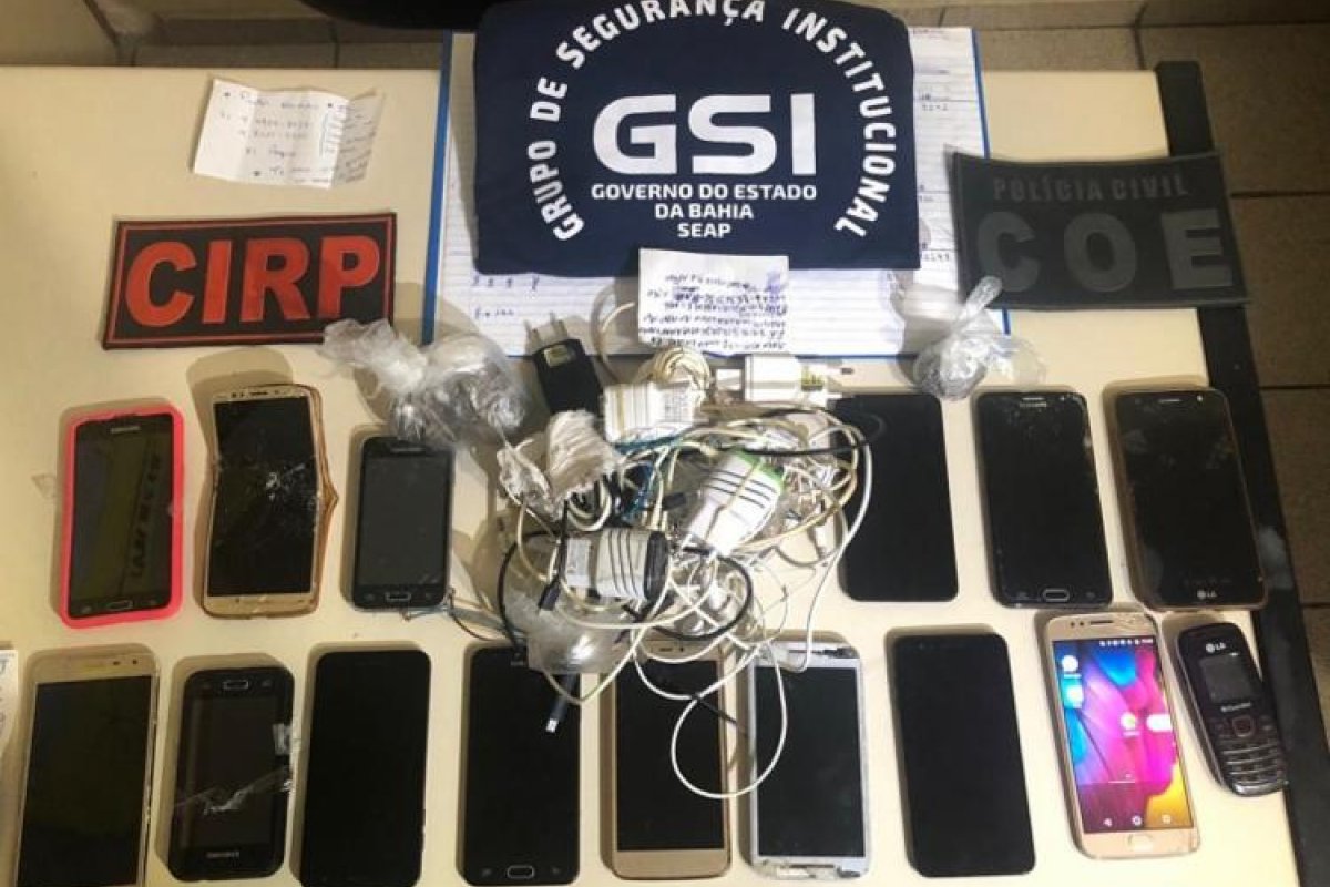 Celulares são encontrados dentro de presídio em Salvador