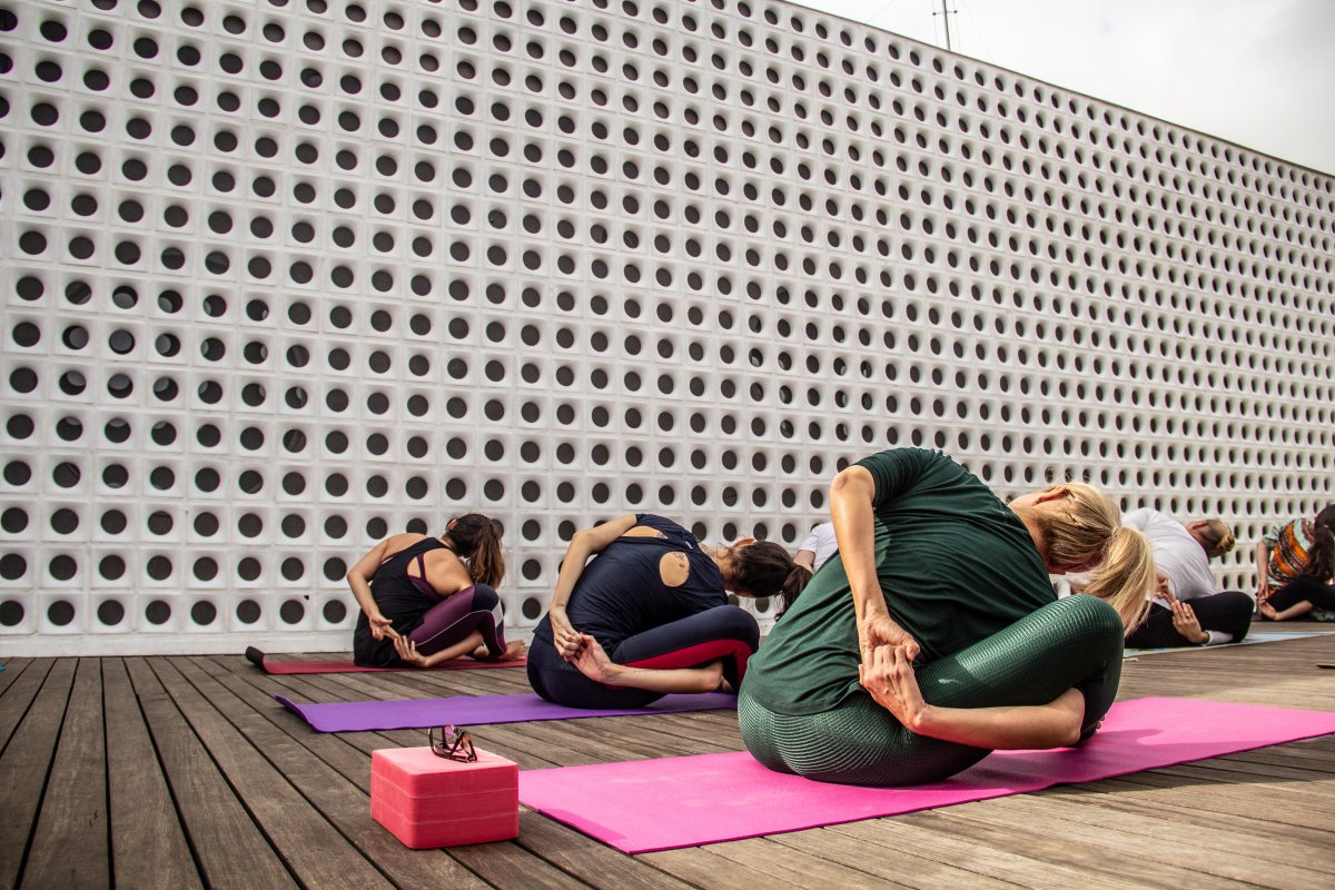 Em Brasília, B Hotel volta a oferecer aulas de yoga e "Som no B" ao vivo com dj's em seu rooftop