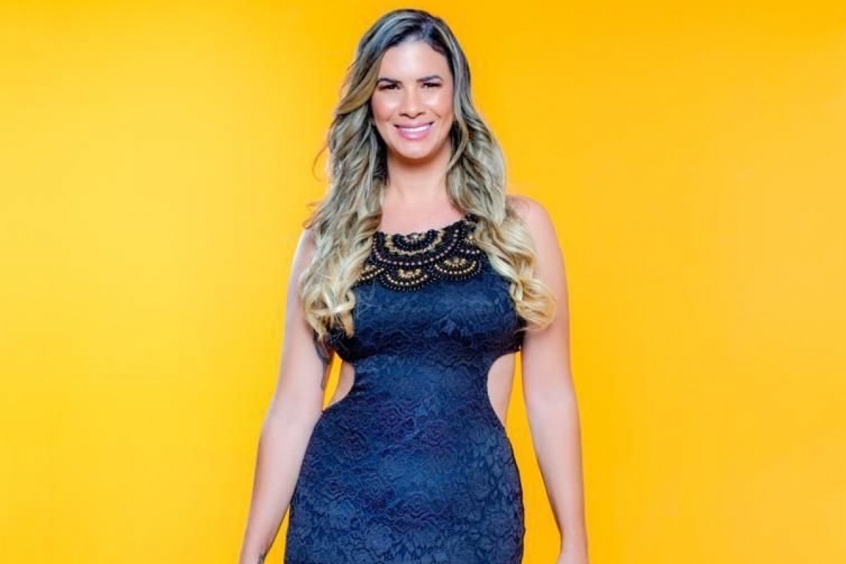 Estilista baiana tem peças destacadas em cliques na Revista Caras edição de agosto