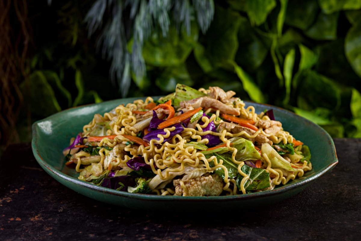 Clássico da cozinha oriental, Yakisoba conquista baianos e traz diversas opções de recheios