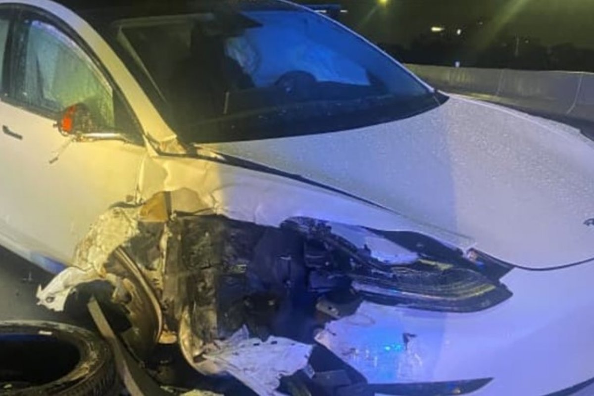 Motorista bate Tesla em carro da polícia e culpa piloto automático