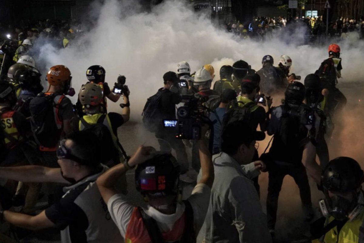 Hong Kong vive noite violenta