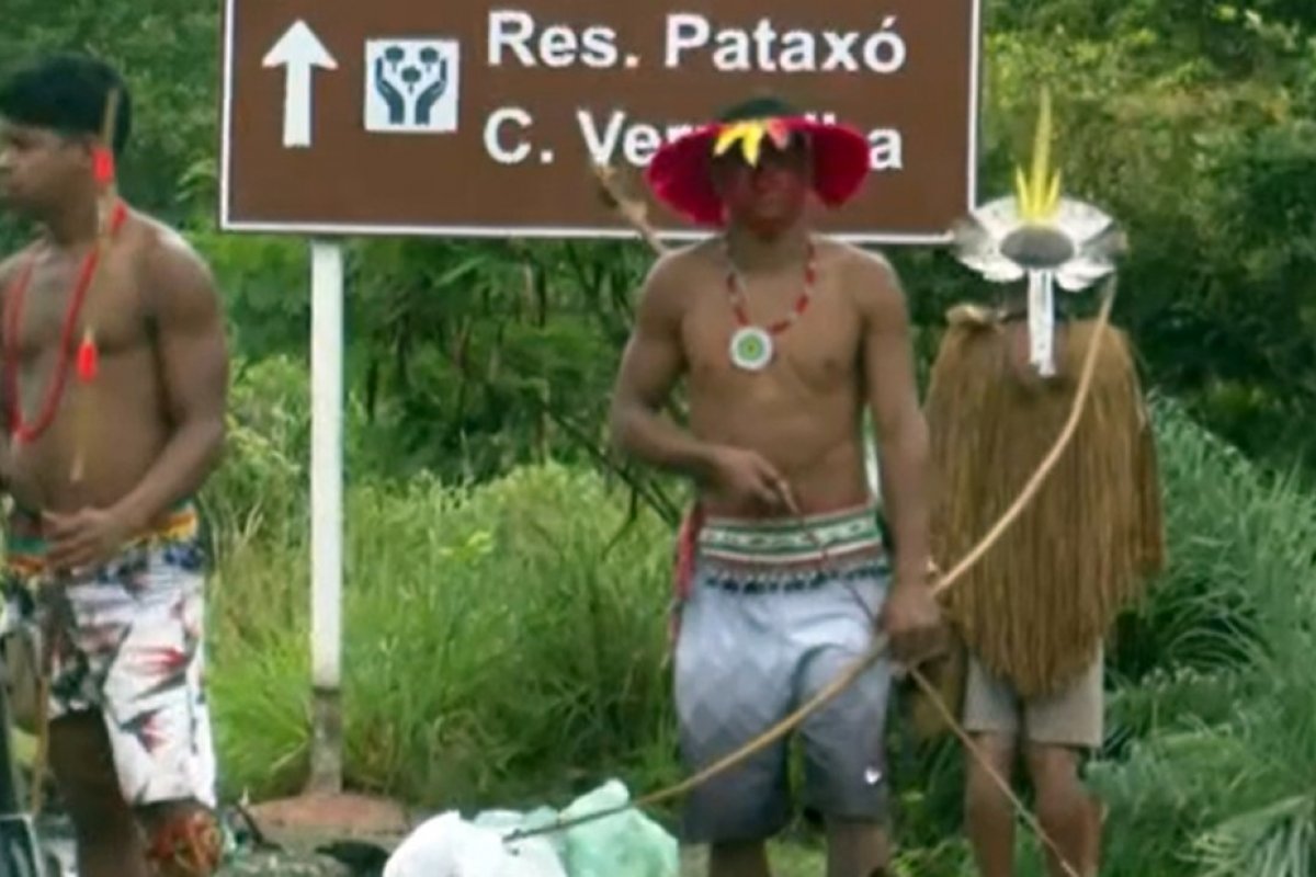 Indígenas protestam na BR-367, por derrubada de imóveis e marco temporal