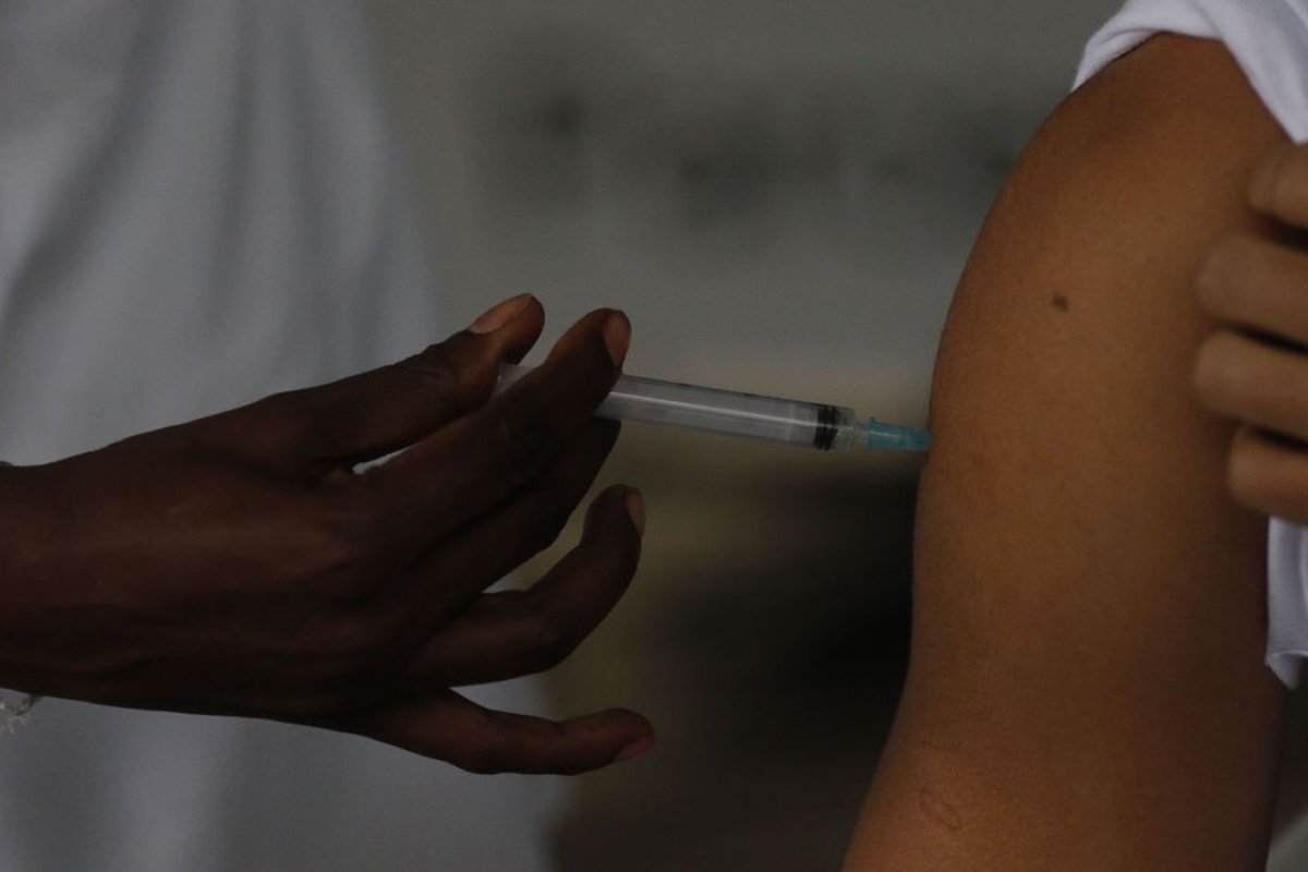 Brasil registra menor média móvel de casos da Covid-19 em um dia
