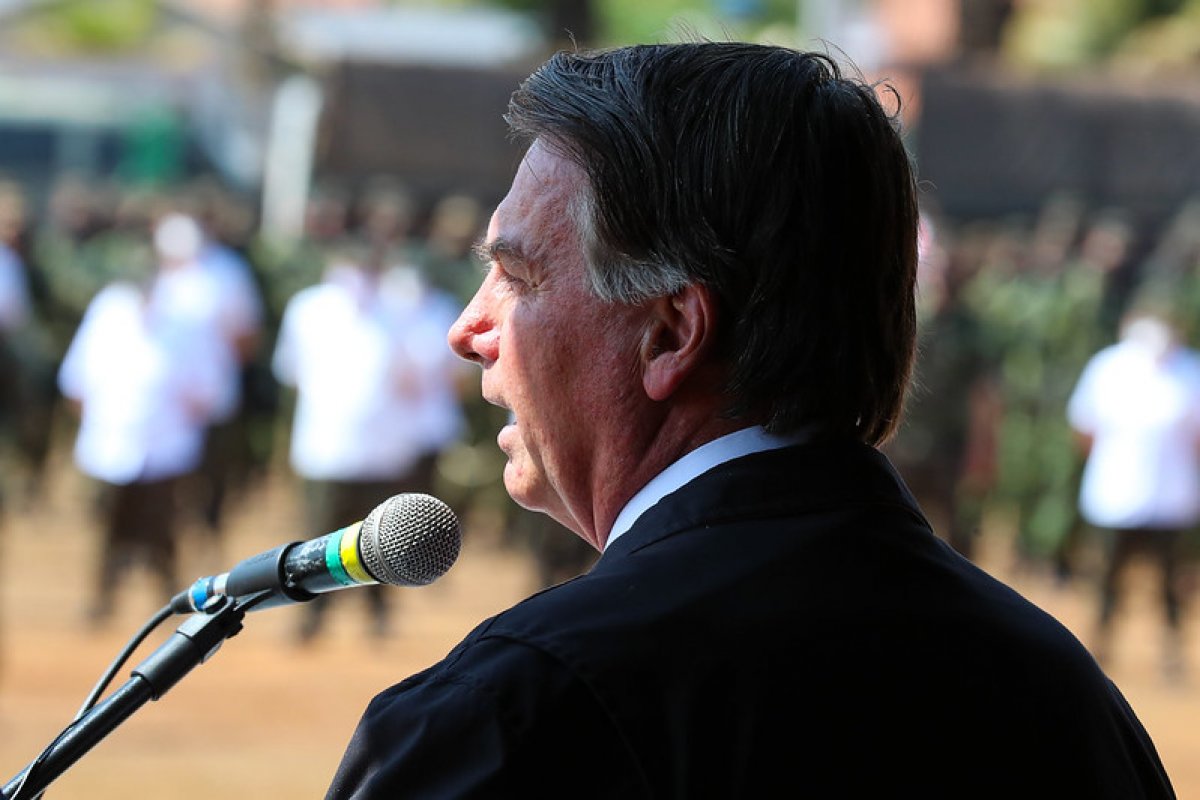 Bolsonaro diz que 'quem quer a paz, se prepare para a guerra'