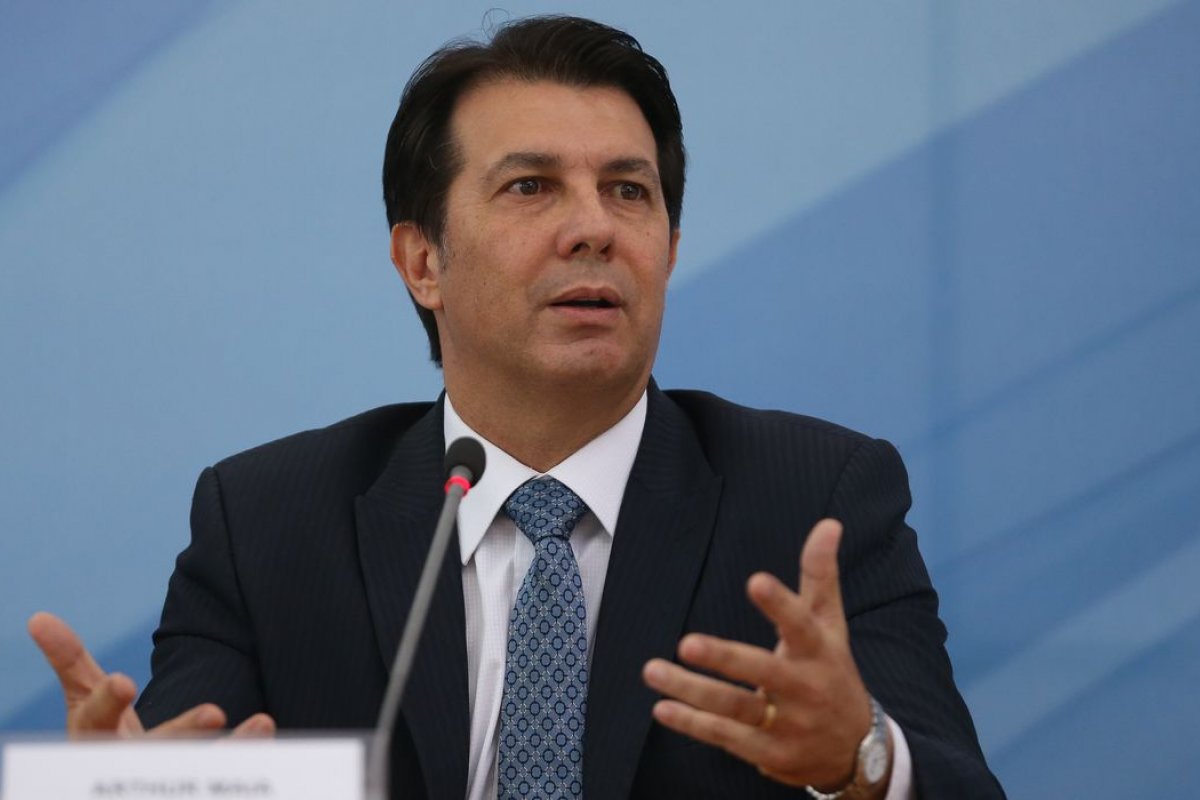 Arthur Maia lê parecer sobre reforma administrativa em comissão especial