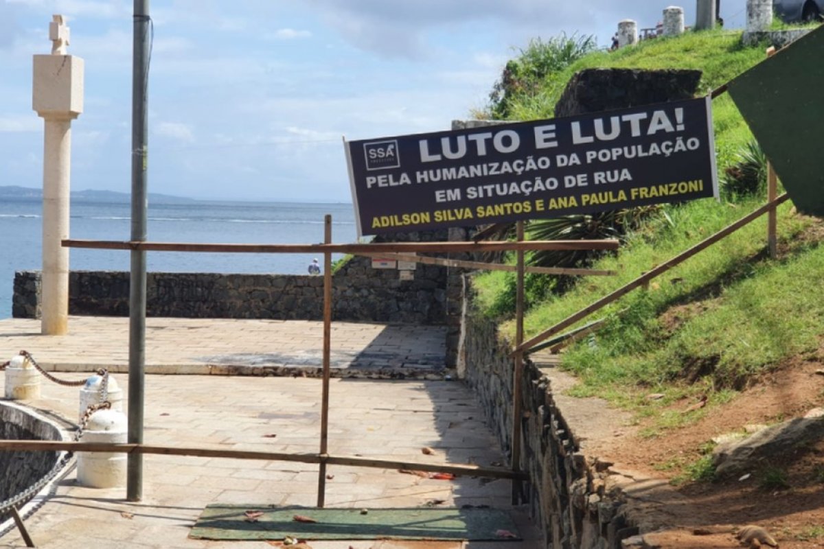 Faixa é colocada em local onde barraco foi incendiado em Salvador