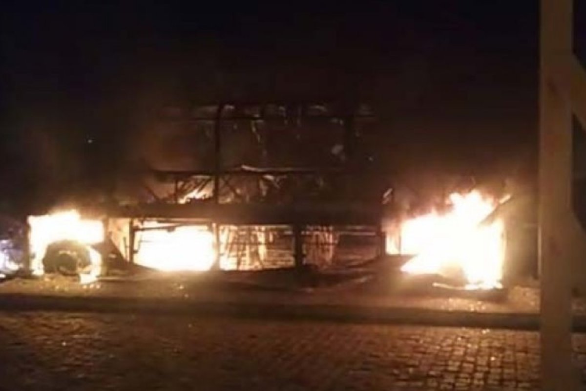 Transporte coletivo pega fogo e assusta moradores na Bahia