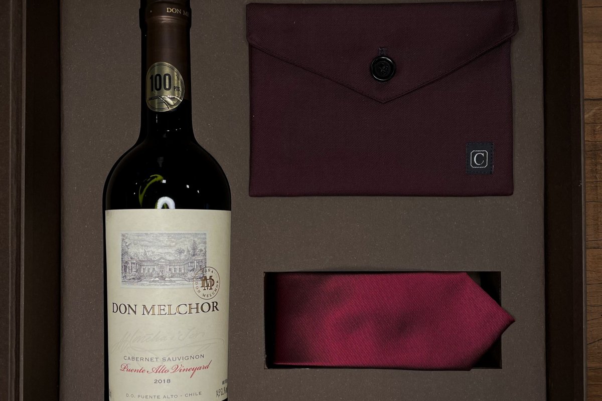 Kit de luxo com rótulo Don Melchor da Concha y Toro & Camargo Alfaiataria celebram o Dia do Alfaiate