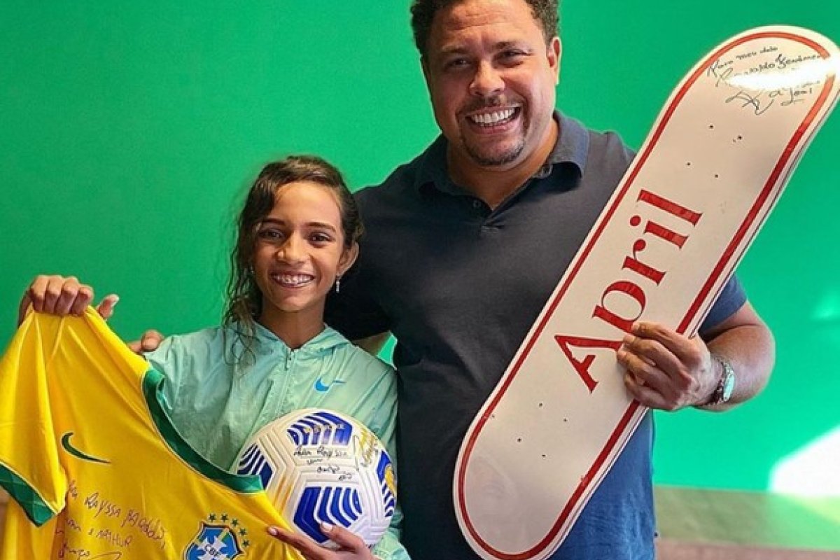 Ronaldo Fenômeno ganha skate de Rayssa Leal