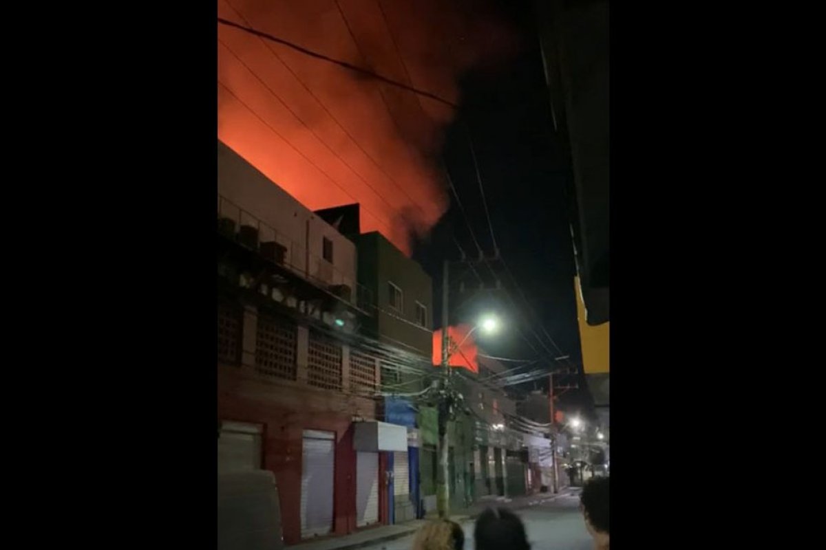 Depósito de loja pega fogo no bairro de Itapuã, em Salvador