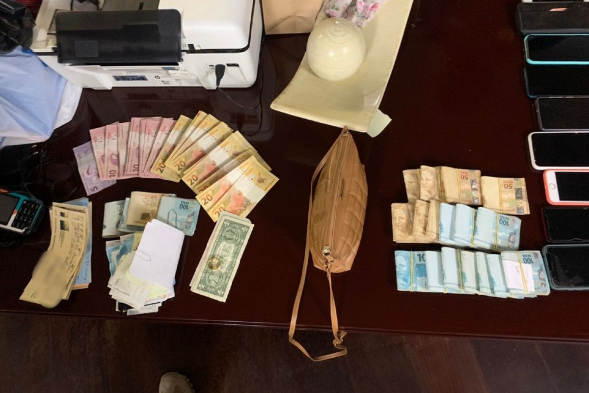 Mulher é presa após negociar programas sexuais em rifas no bairro do Itaigara, em Salvador