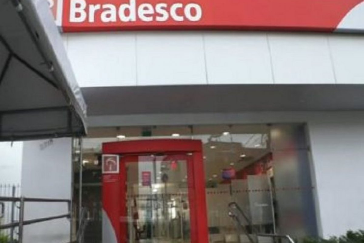 Agência bancária é invadida no bairro de Brotas, em Salvador