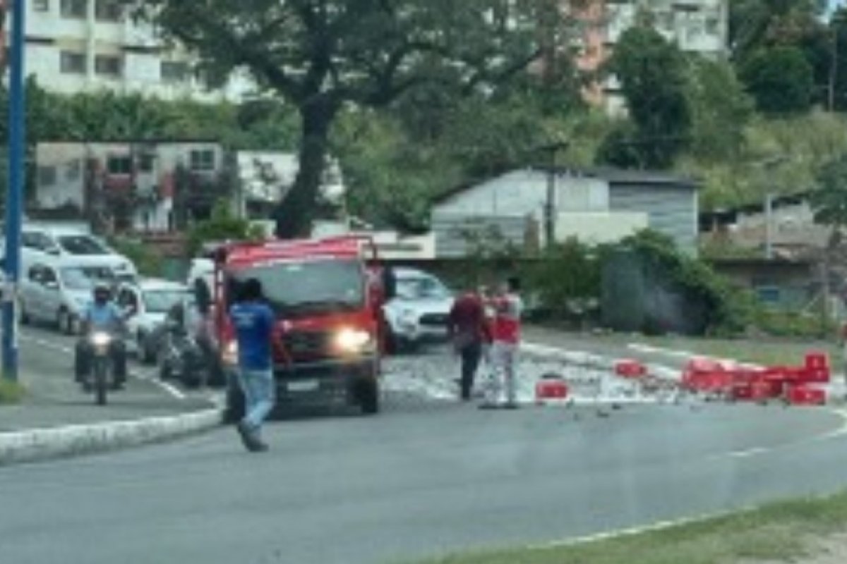 Acidente envolvendo dois ônibus deixa feridos na BR-324, em Salvador