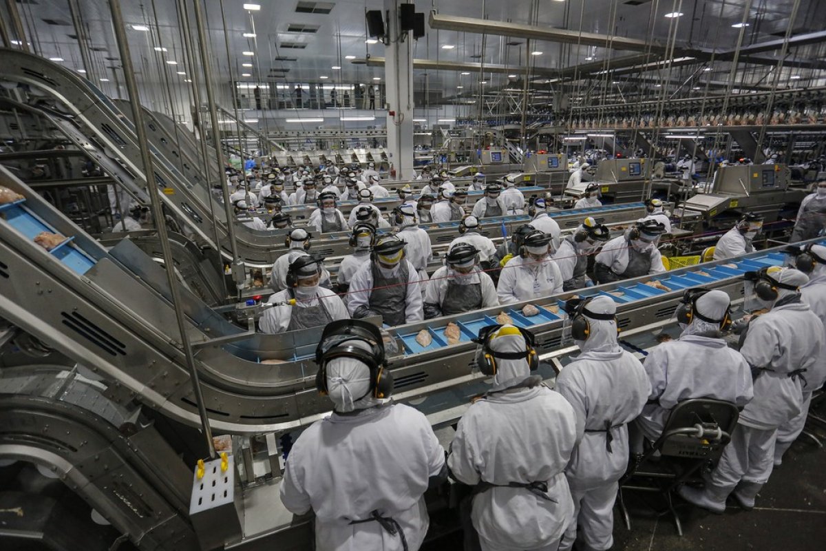 Produção industrial brasileira cai 1,3% em julho, diz IBGE