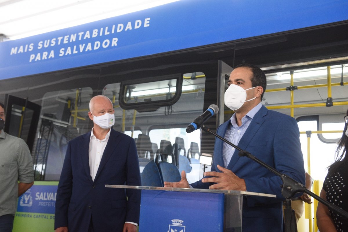 Bruno Reis anuncia testes com ônibus elétricos ao lado do embaixador do Reino Unido