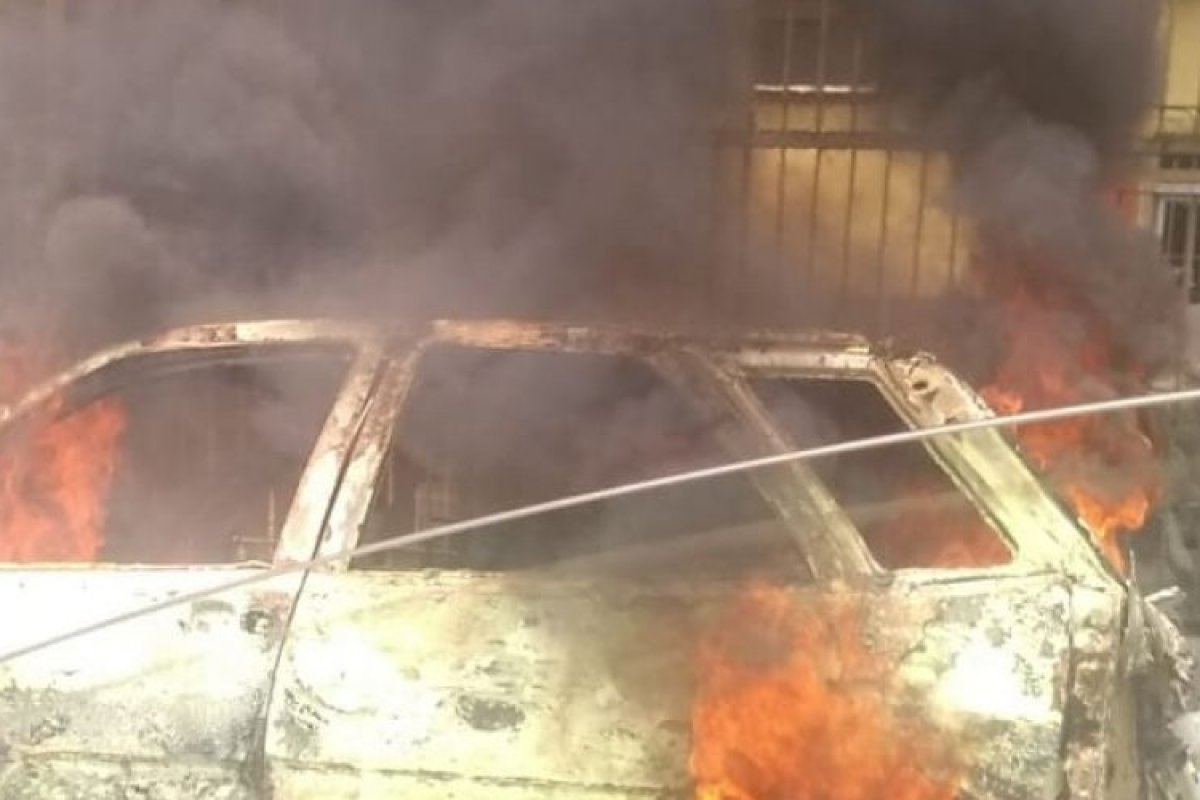 Carro pega fogo em bairro de Salvador