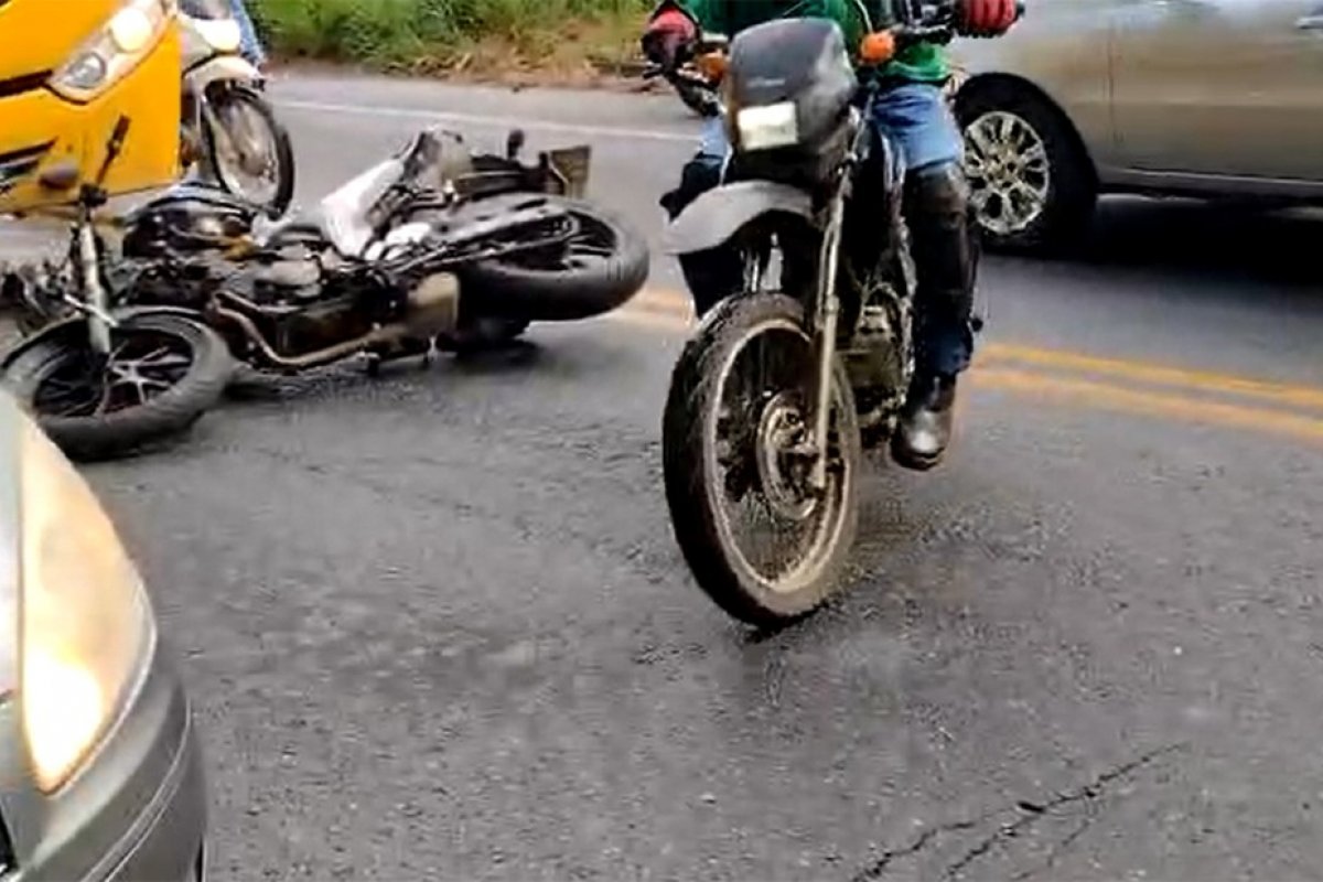 Acidente com motocicletas deixa feridos graves na BA-528, em Salvador