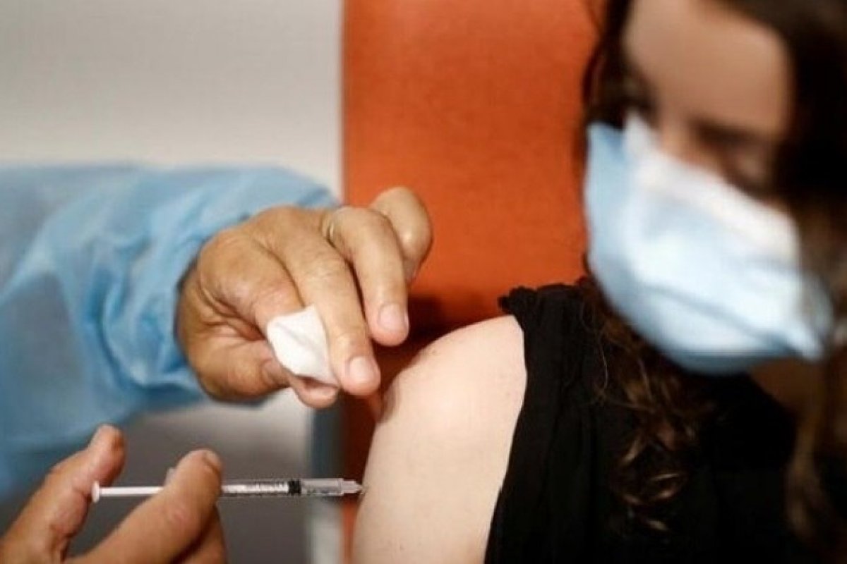 Imunizados têm 50% menos chance de ter Covid-19 longa do que as não vacinadas, diz estudo