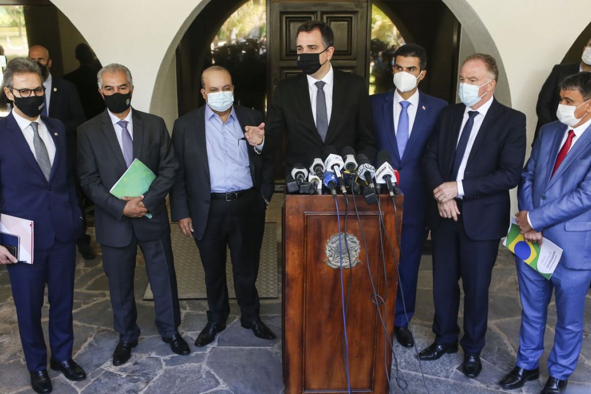 Em reunião com governadores, Rodrigo Pacheco diz que 'não se negocia a democracia'