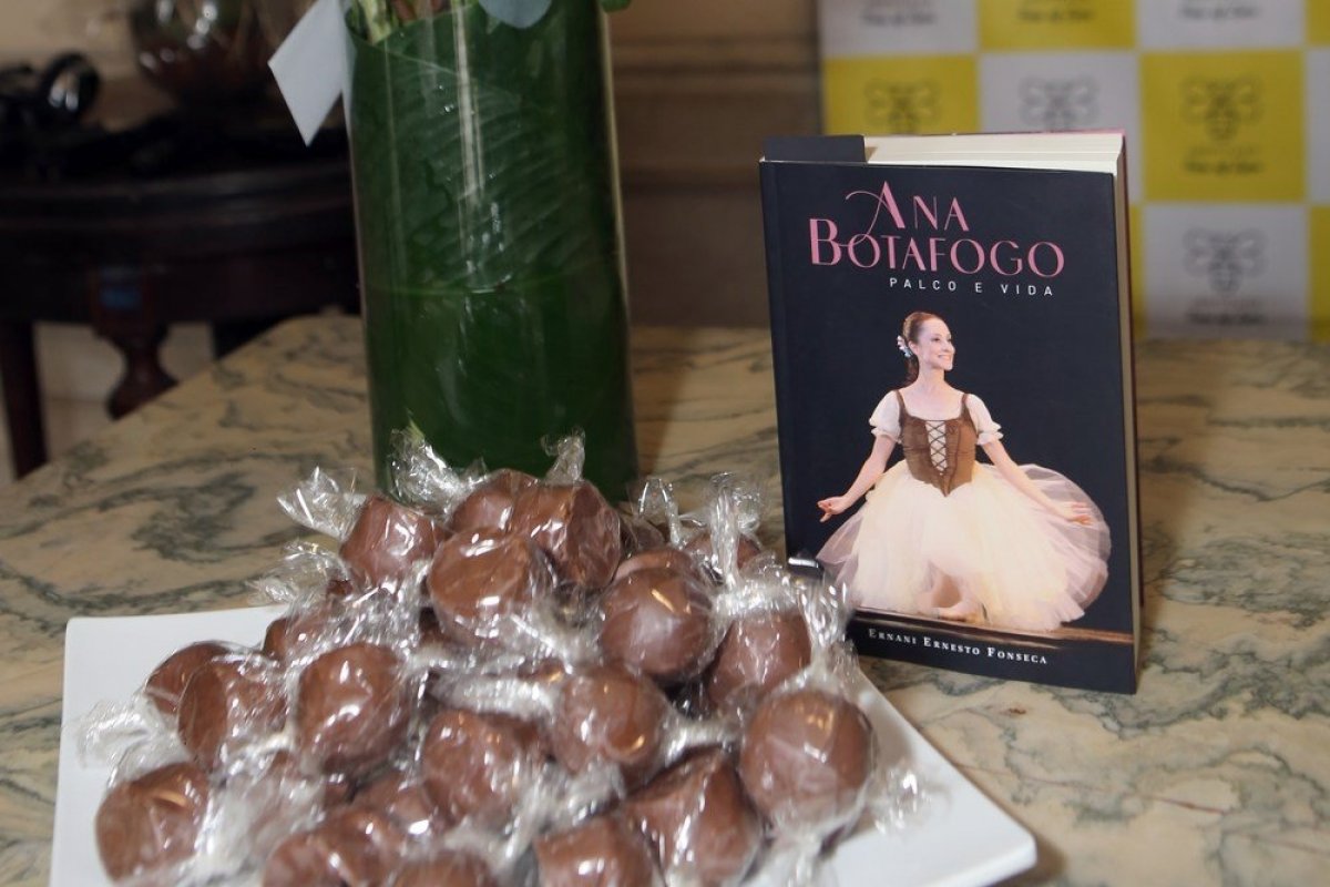 Ana Botafogo e Instituto Bees of Love lançam livro com venda revertida para ação social