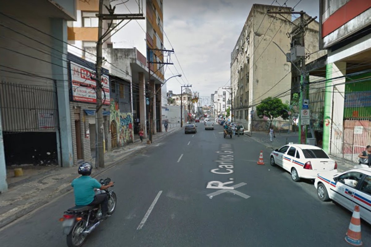 PM leva facada durante roubo na Avenida Carlos Gomes
