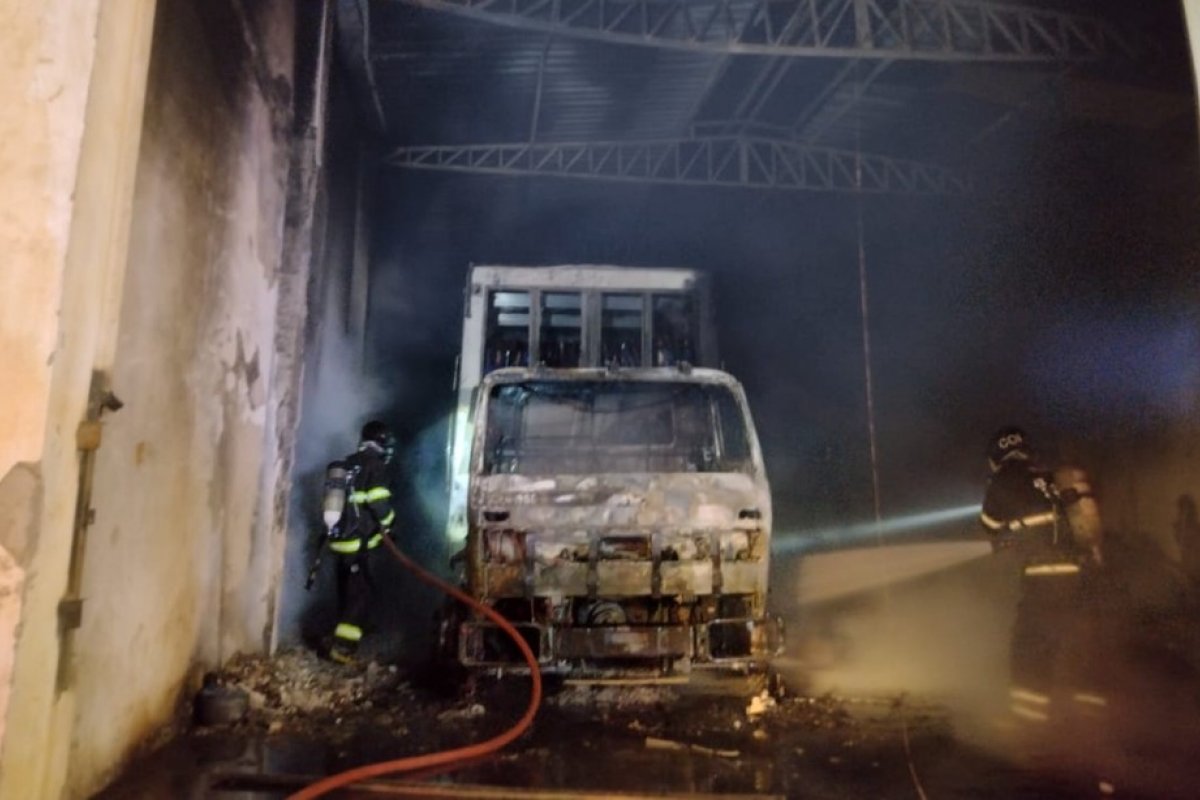 Incêndio atinge depósito de bebidas em Vitória da Conquista