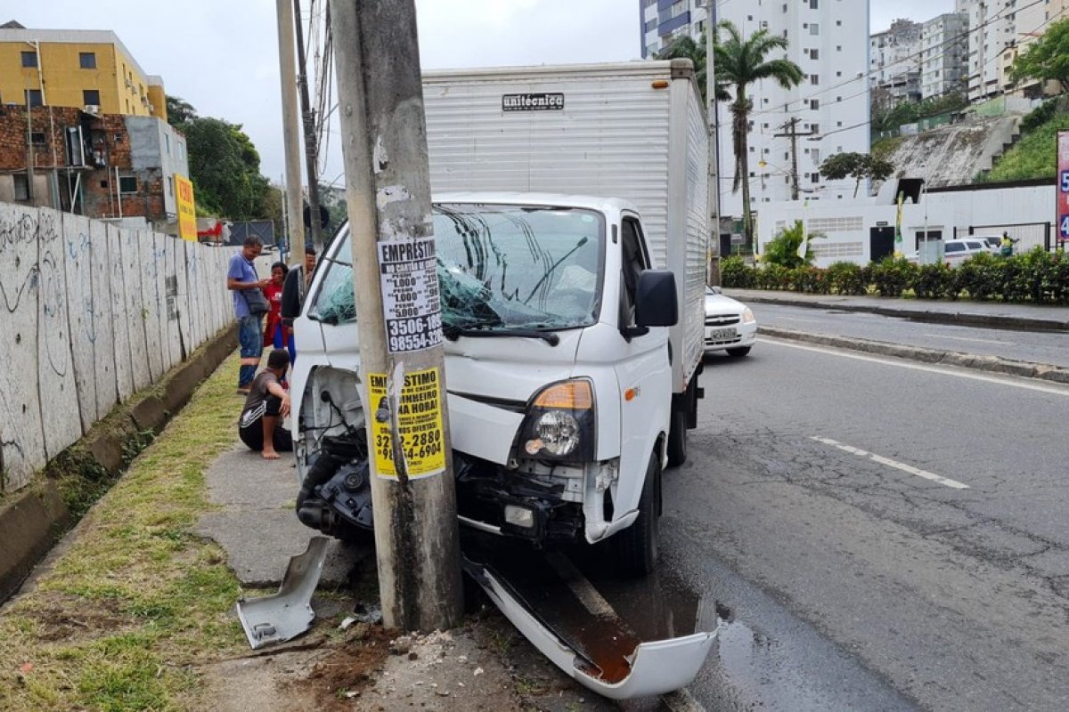 Motorista e carona ficaram feridos durante acidente na Avenida Ogunjá, em Salvador