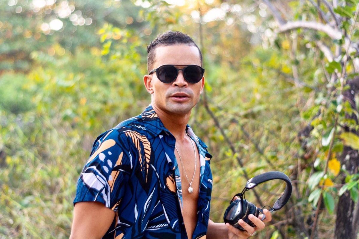 DJs Deco e Chokolat se apresentam em Praia do Forte