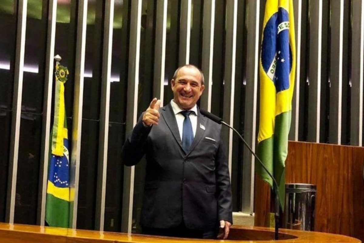 Após ser flagrado com R$500 mil, prefeito afirma ser analfabeto e não assina depoimento na PF