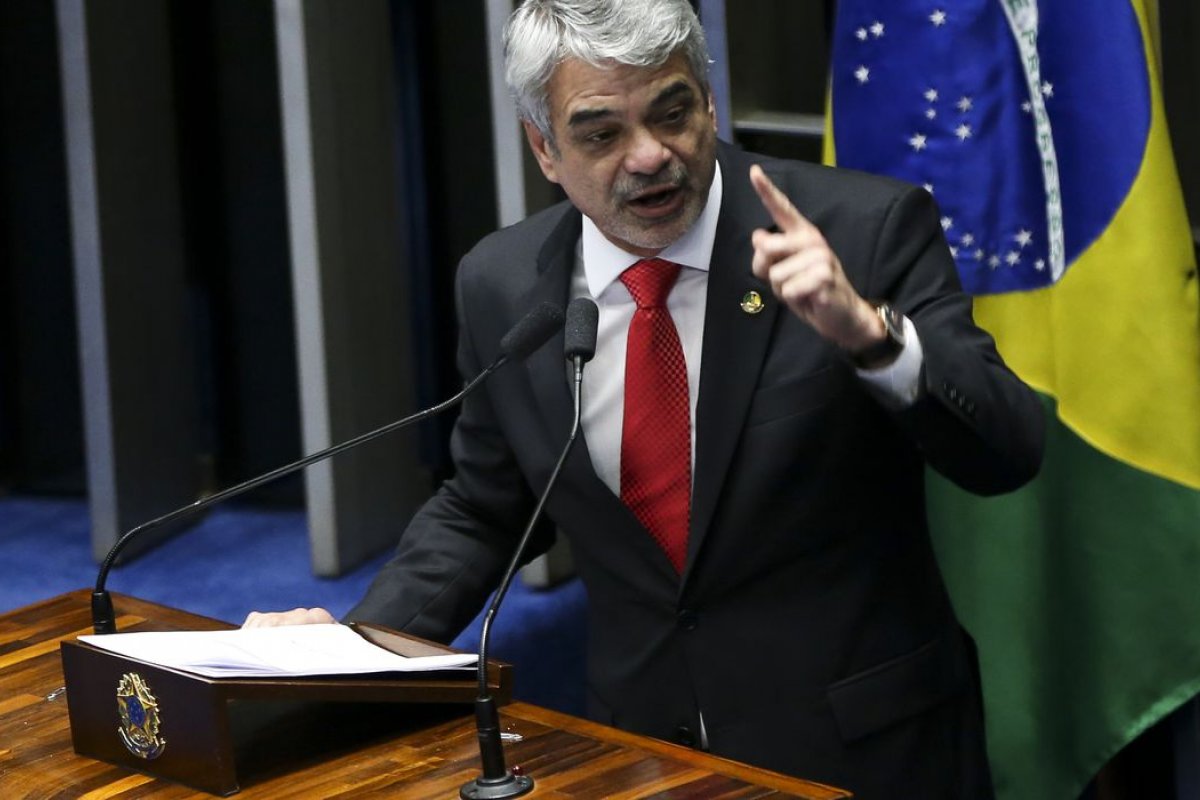 Senador pede proteção para ex-funcionário que divulgou supostos crimes da família Bolsonaro