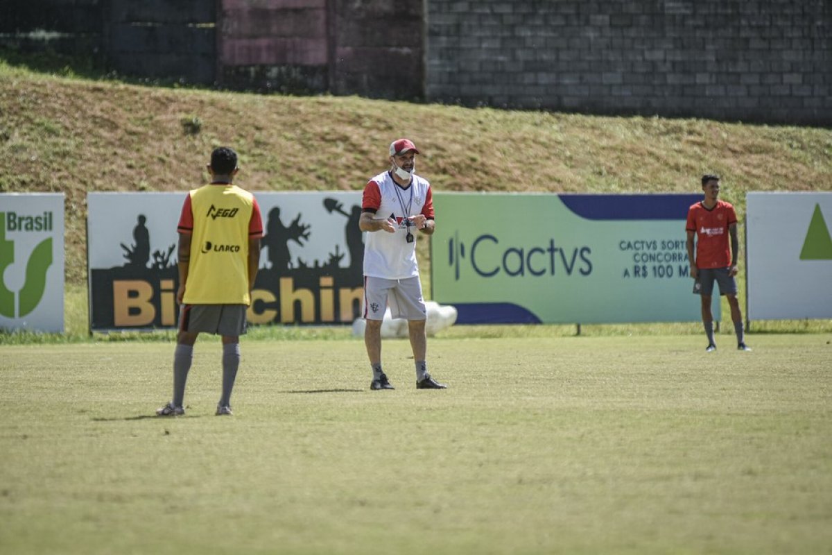 Com momento turbulento fora de campo, Vitória tenta primeiro triunfo longe de casa na Série B