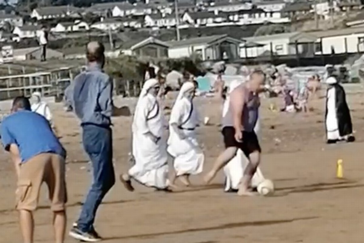 Vídeo: Grupo de freiras é flagrado jogando futebol em praia da Irlanda