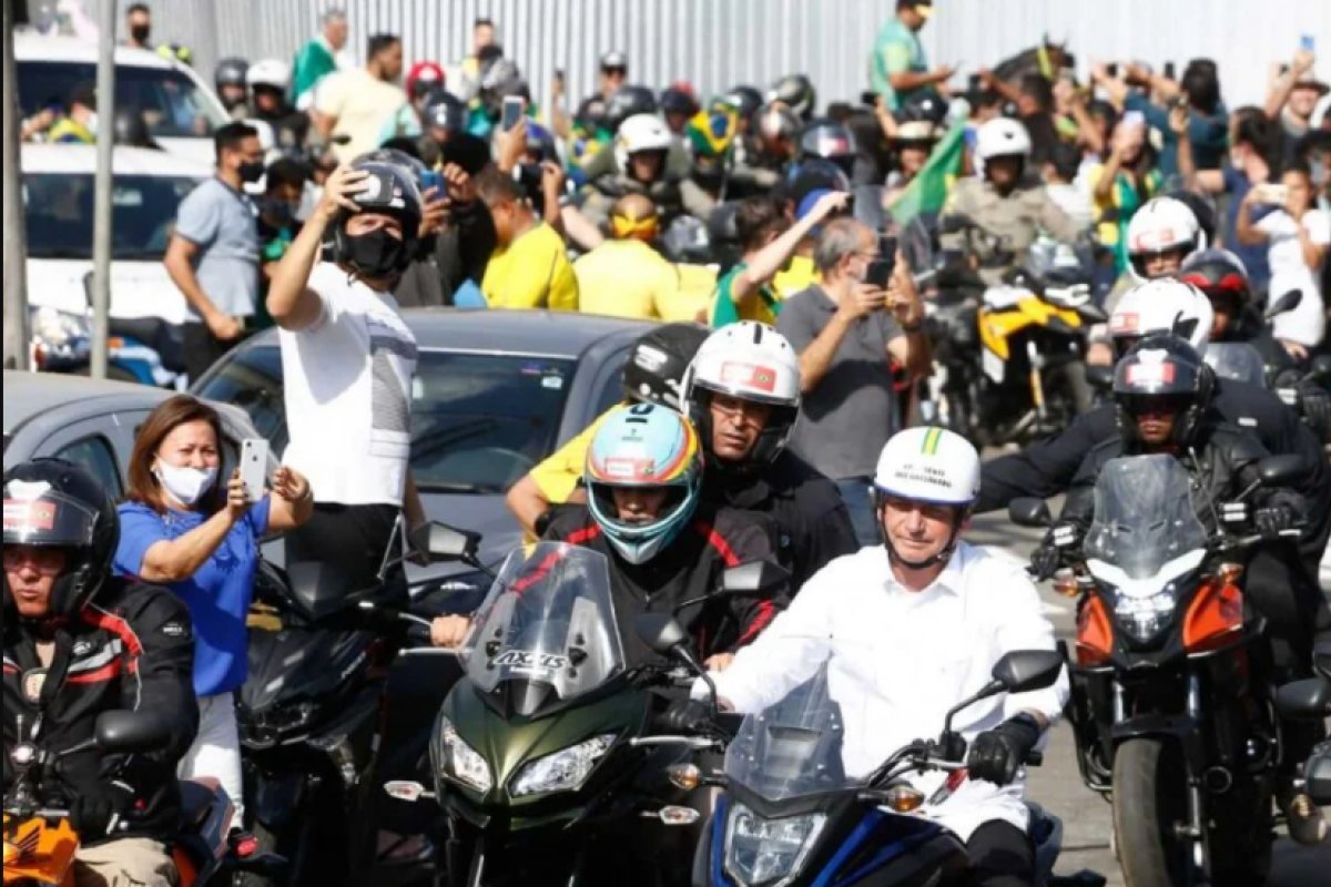 Bolsonaro participa de 'motociata' com apoiadores em Pernambuco