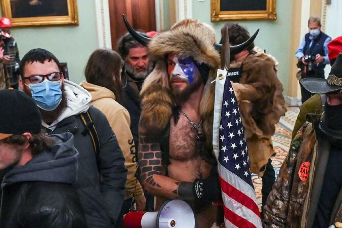 Após invadir capitólio, "Homem dos chifres" se diz "terrivelmente apaixonado" por Trump