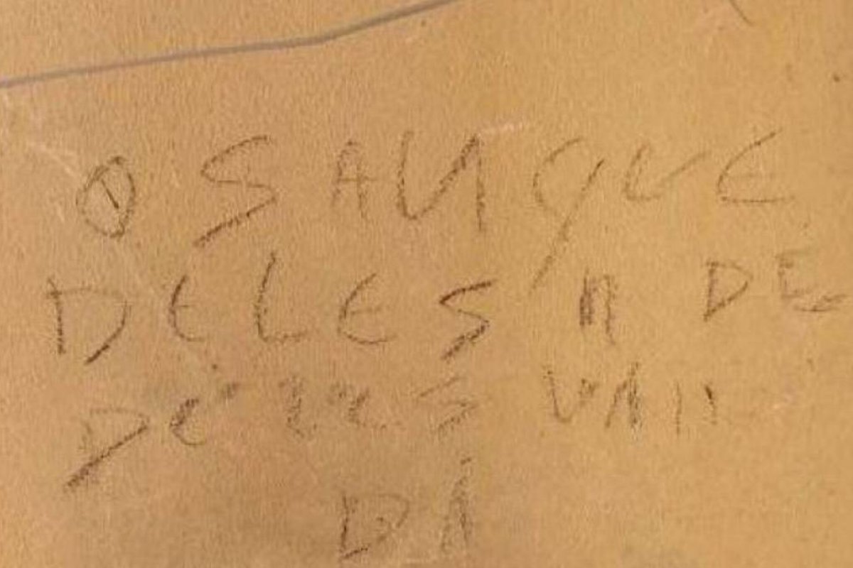 Jovem de 19 anos é preso após matar cães da vizinha e escrever com sangue na parede: 'Vcs são os próximos'