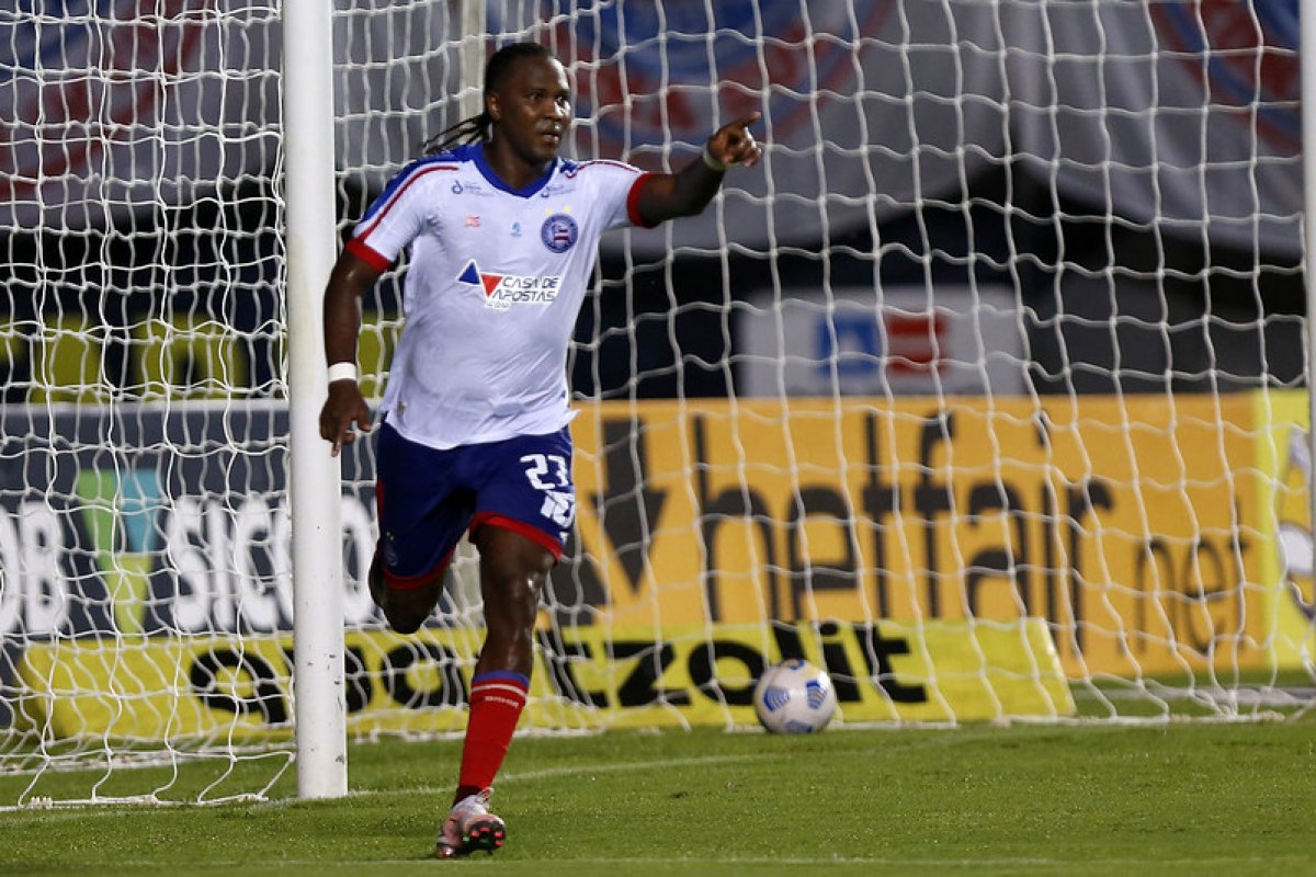 Em jogaço com seis gols, Rodallega faz quatro e Bahia bate Fortaleza em Pituaçu