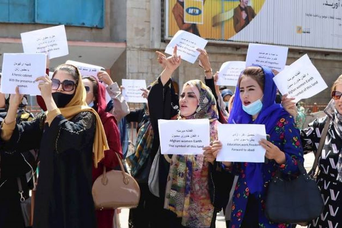 Talibã interrompe protesto por direitos das mulheres em Cabul, no Afeganistão