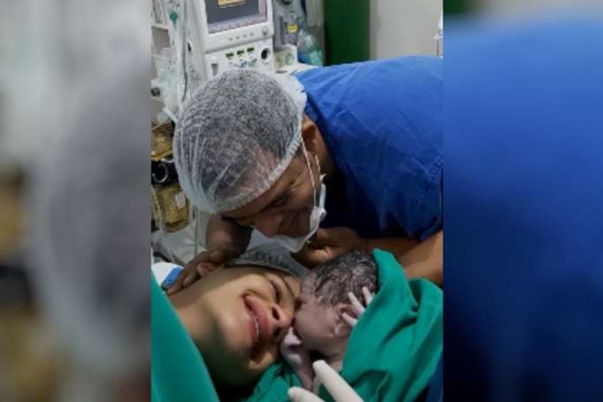 Intérprete de libras ajuda casal a se comunicar com equipe médica durante parto de filho