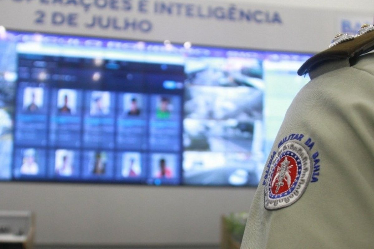 Polícia prende foragido após ser flagrado por câmera de reconhecimento facial, em Salvador